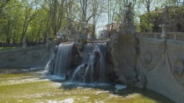 Güneşli bir günde İtalya 'nın Torino kentindeki Valentino parkında şelaleli bir çeşme