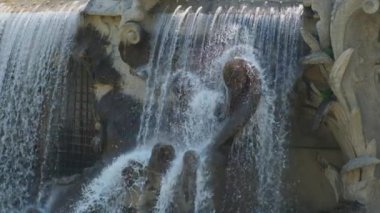 Güneşli bir günde İtalya 'nın Torino kentindeki Valentino parkında şelaleli bir çeşme