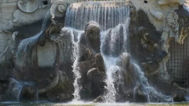 Fontein met waterval in Valentino park in Turijn Italië op zonnige dag — Stockvideo
