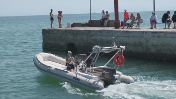 Rímini - Italia - 06 20 2020: un pequeño barco vuelve al canal portuario — Vídeo de stock