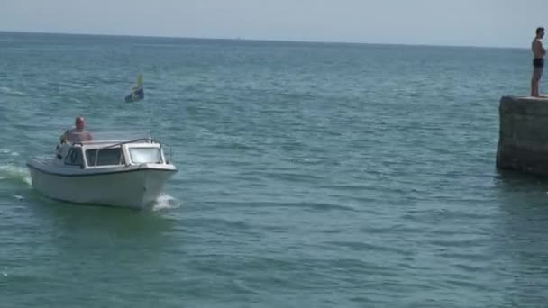 Rimini - Włochy - 06 20 2020: mała łódź wraca do kanału portowego — Wideo stockowe