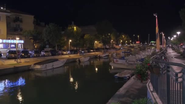 Rimini - Itália - 06 20 2020: canal portuário onde há barcos atracados à noite — Vídeo de Stock