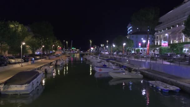 Rimini - Itália - 06 20 2020: canal portuário onde há barcos atracados à noite — Vídeo de Stock