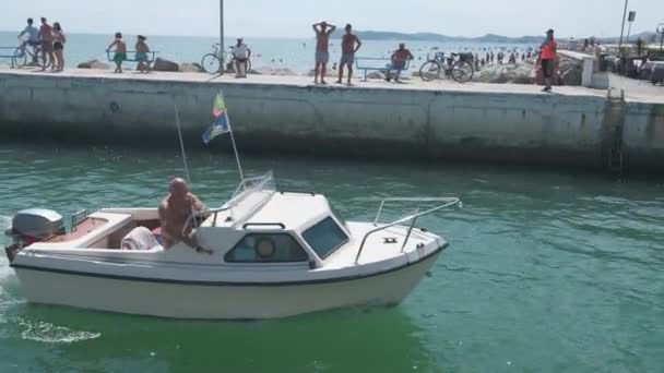 Rimini - Itálie - 06 20 2020: malý člun se vrací do přístavu — Stock video