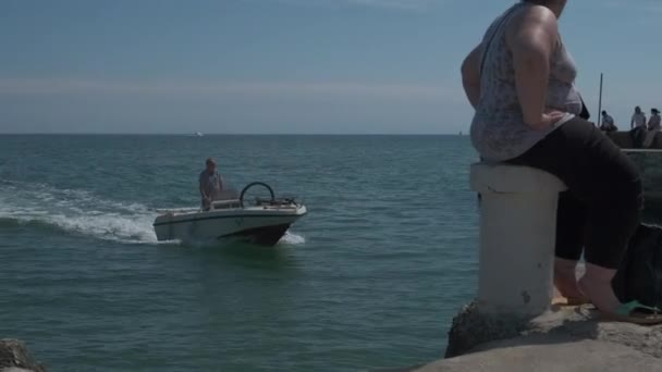 Rimini - Italie - 06 20 2020 : un petit bateau revient au canal portuaire — Video