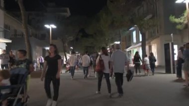 Rimini - İtalya - 06: 20 2020: Ceccarini yayaları yayıldı ve tecritten sonra kayboldu