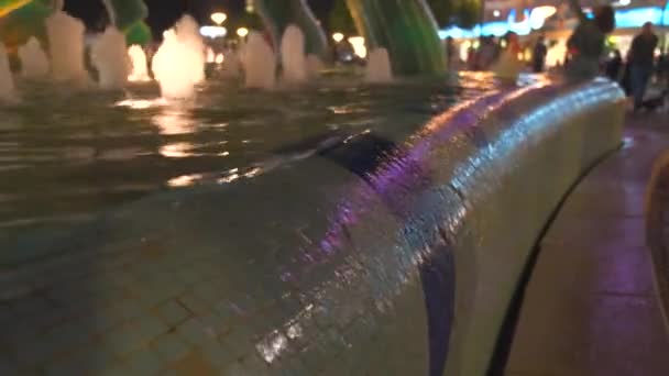Rimini - Italië - 06 20 2020: piazza di rimini met fontein 's nachts — Stockvideo