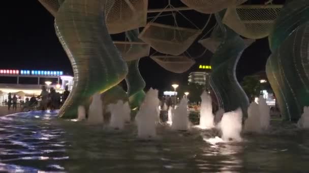 Rimini - Italien - 06 20 2020: piazza di rimini med fontän på natten — Stockvideo