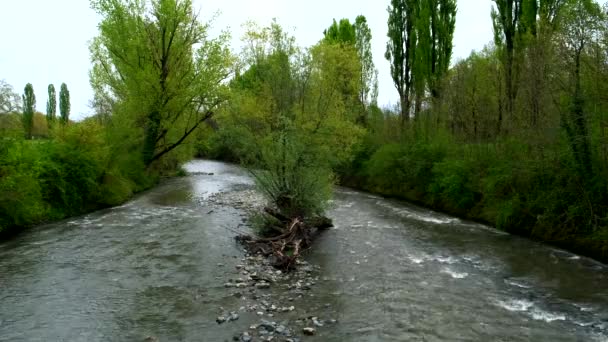 Turiner Po, der die Stadt mit Wasserfällen durchquert — Stockvideo