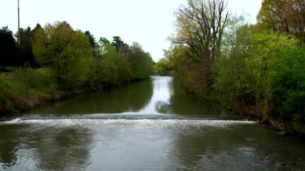 Turiner Po, der die Stadt mit Wasserfällen durchquert — Stockvideo