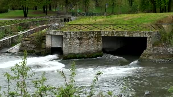 Torinó folyó Po, amely átszeli a várost egy bemeneti csatornával — Stock videók