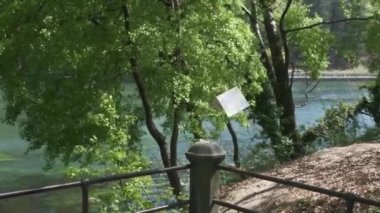 Rüzgardaki kelimelerle uçan şiir sayfası