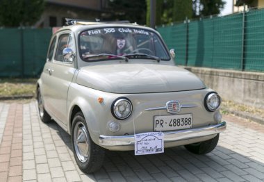 Bibbiano-Reggio Emilia İtalya - 07: 15 2015: Kasaba meydanında klasik arabaların ücretsiz mitingi, yüksek kaliteli fotoğraf