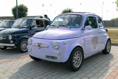 Bibbiano-Reggio Emilia İtalya - 07: 15 2015: Kasaba meydanında klasik arabaların ücretsiz mitingi, yüksek kaliteli fotoğraf