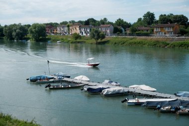 İtalya 'nın Pavia şehrinde Ticino nehrinde yelken açan tekne. Yüksek kalite fotoğraf