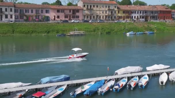 Barco que navega por el río Ticino en Pavía Italia — Vídeo de stock