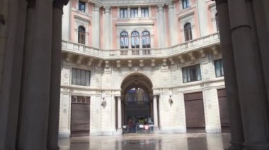 Pavia İtalya 'da demir kubbe ile kaplı pazar meydanı