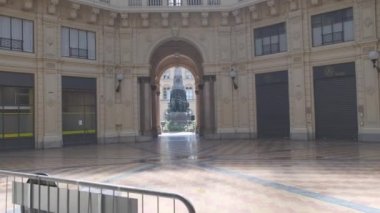 Pavia İtalya 'da demir kubbe ile kaplı pazar meydanı