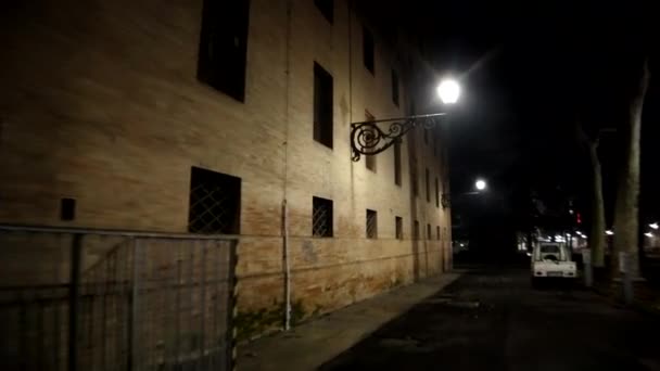 Reggio Emilia v noci v uličkách v centru města v oblasti divadla Valli — Stock video