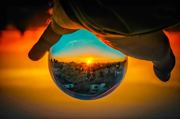 Wunderschöner Sonnenuntergang Durch Eine Kristallkugel Hochwertiges Foto — Stockfoto