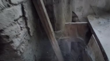 Terk edilmiş evde büyük örümcek ağı