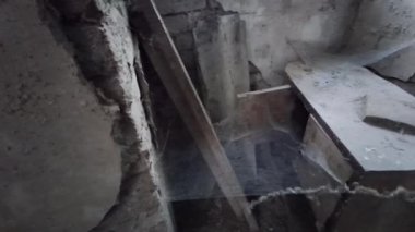 Terk edilmiş evde büyük örümcek ağı