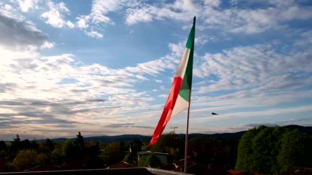 Italská Vlajka Vlnící Nad Západem Slunce — Stock video