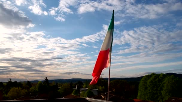 意大利国旗在夕阳西下飘扬 — 图库视频影像