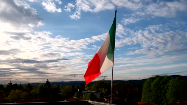 Italiaanse Vlag Zwaaiend Zonsondergang Hemel — Stockvideo