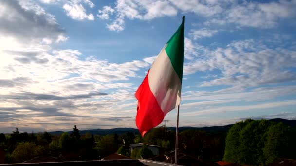 意大利国旗在夕阳西下飘扬 — 图库视频影像