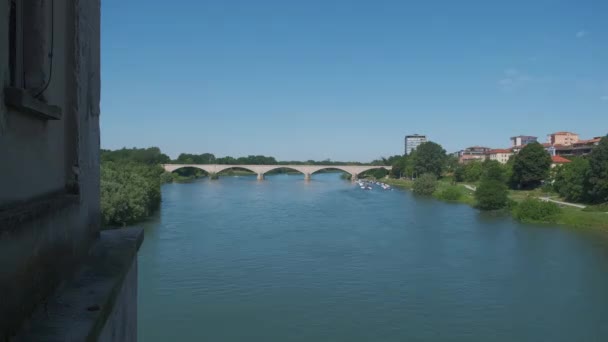 Pavia ponte coperto di auto e pedoni visto il fiume Ticino — Video Stock