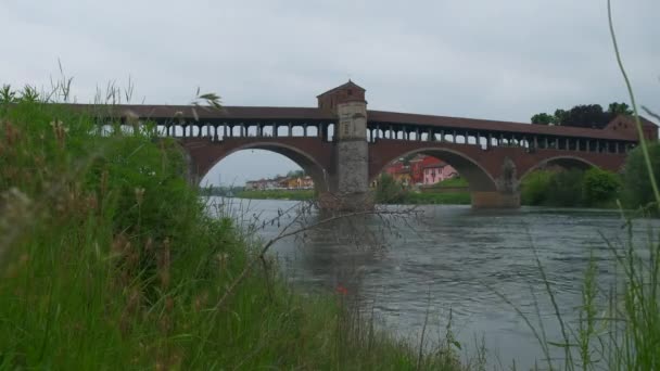 Pavia Ponte Coperto Auto Pedoni Visto Fiume Ticino Filmati Alta — Video Stock