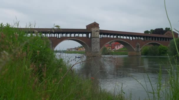 Pavía Cubierto Puente Con Coches Peatones Visto Río Ticino Imágenes — Vídeos de Stock