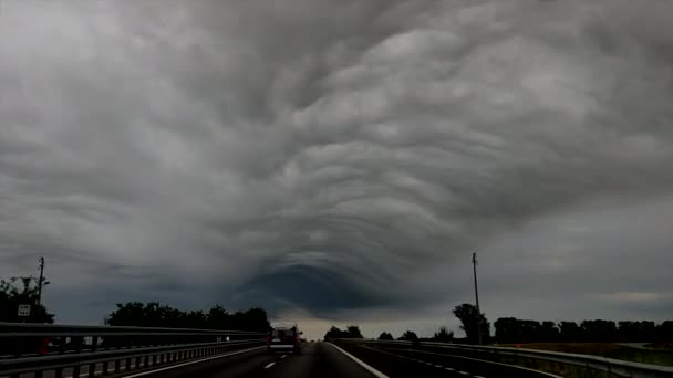 이탈리아의 고속도로 악천후의 슈퍼셀 과흐림 — 비디오