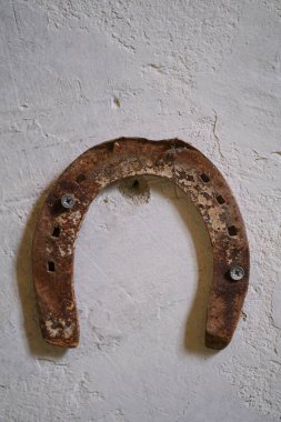 Duvara yapışmış eski paslı at nalı. Yüksek kalite fotoğraf