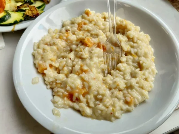 Risoto Italiano Alla Parmigiana Com Abóbora Amêndoas Foto Alta Qualidade — Fotografia de Stock