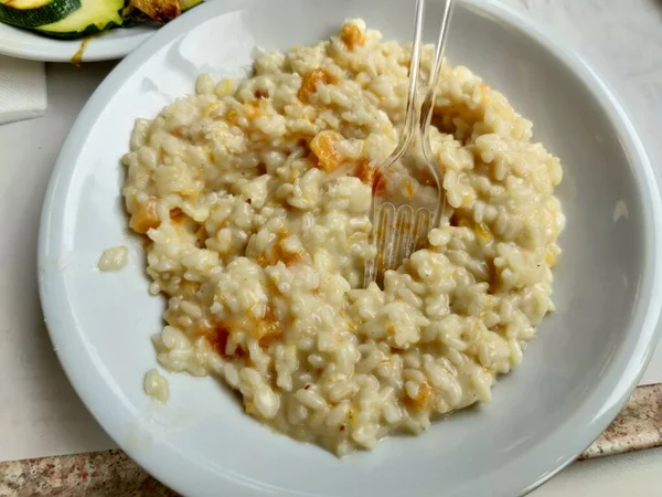 Italiaanse Risotto Alla Parmigiana Met Pompoen Amandelen Hoge Kwaliteit Foto — Stockfoto