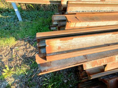 Yolun kenarındaki eski, paslı tren rayları. Yüksek kalite fotoğraf