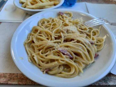 Pastırma peynirli ve yumurtalı carbonara makarna. Yüksek kalite fotoğraf