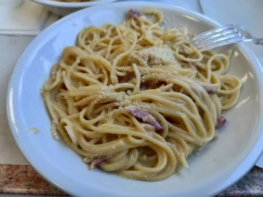 Pastırma peynirli ve yumurtalı carbonara makarna. Yüksek kalite fotoğraf