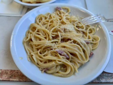 Pastırma peynirli ve yumurtalı carbonara makarna. Yüksek kalite fotoğraf