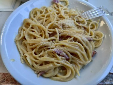 Pastırma peynirli ve yumurtalı carbonara makarna. Yüksek kalite fotoğraf
