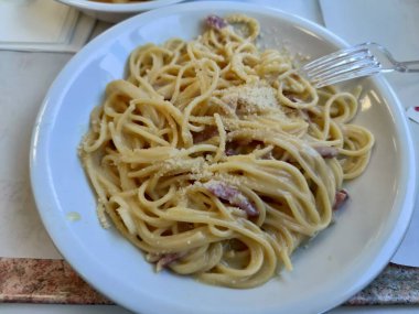 Pastırma peynirli ve yumurtalı carbonara makarna. Yüksek kalite fotoğraf