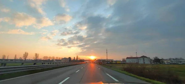 Wunderschöner Sonnenuntergang Auf Der Autobahn Italien Hochwertiges Foto — Stockfoto