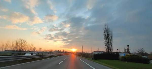 Wunderschöner Sonnenuntergang Auf Der Autobahn Italien Hochwertiges Foto — Stockfoto