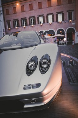 Modena, İtalya - 2021 07 01: Modena Motor Festivali Pagani Zonda şehrinin etrafında spor arabalarla ücretsiz etkinlik. Yüksek kalite fotoğraf