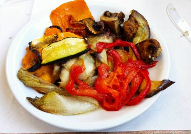 Patlıcan, kabak biberi ve mantarlı ızgara sebze tabağı. Yüksek kalite fotoğraf