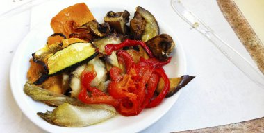 Patlıcan, kabak biberi ve mantarlı ızgara sebze tabağı. Yüksek kalite fotoğraf