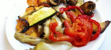 Patlıcan, kabak biberi ve mantarlı ızgara sebze tabağı. Yüksek kalite fotoğraf