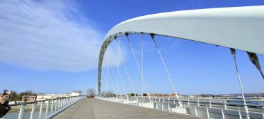 Alessandria modern Maier yaya köprüsü ortaçağ kalesine. Yüksek kalite fotoğraf